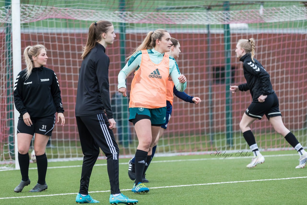 Bild 205 - Co-Trainerin der Frauen Nationalmannschaft Britta Carlson in Wahlstedt